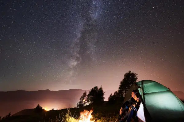 Criando Memórias Sob as Estrelas: Guia para uma Cabana Romântica em Área de Camping